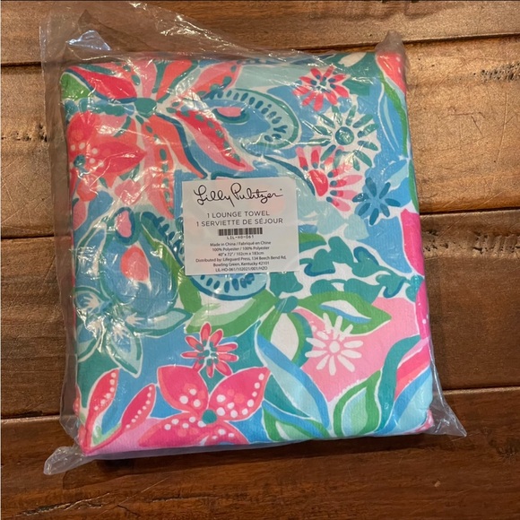 Lilly Pulitzer Lounge Towel Oversized Floral Pink Blue Beach Blanket Picnic NWT - Picture 4 of 6